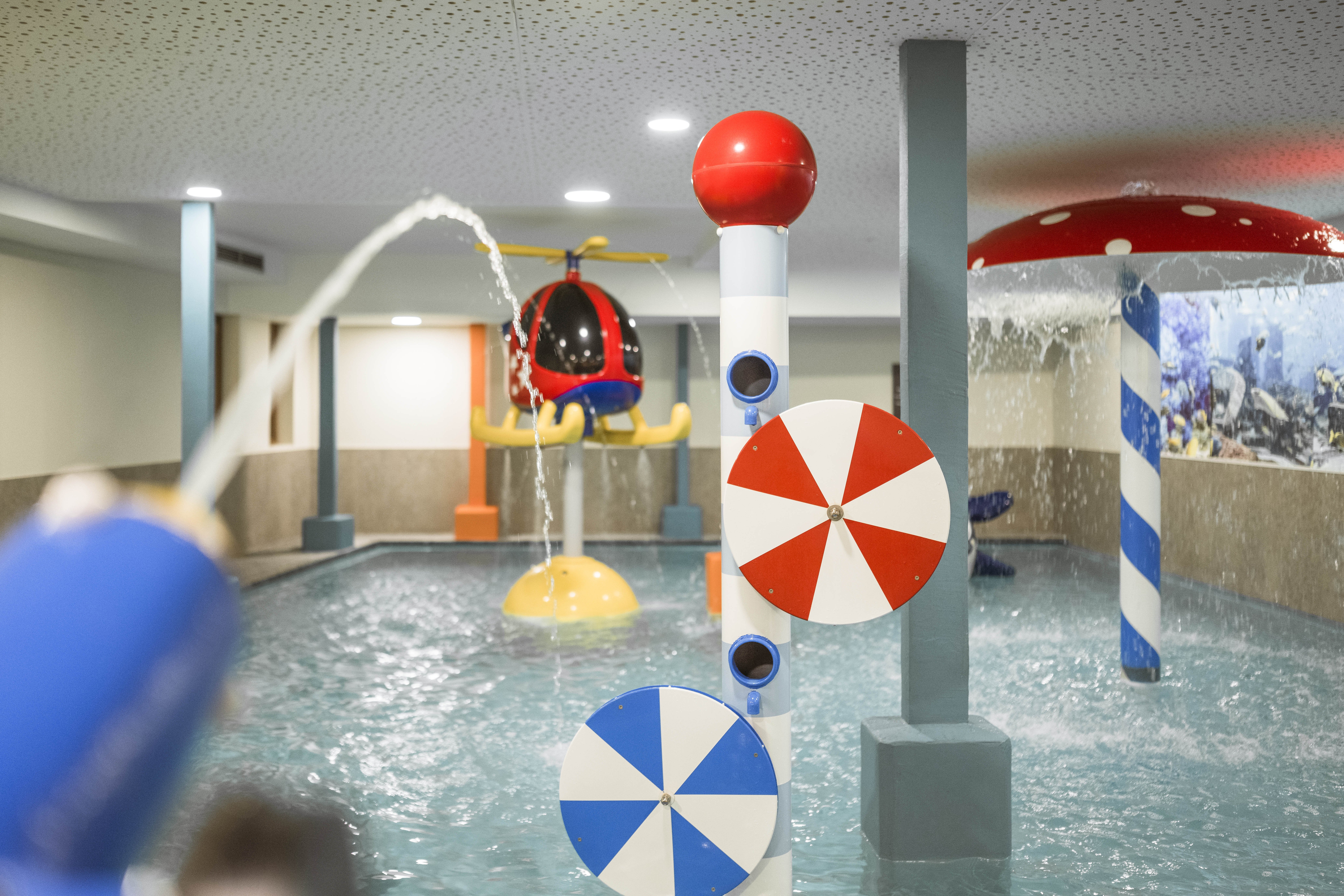 Kinderhotel: Kinder-Erlebnishallenbad 34 °C mit Wasserspielen und Rutsche - Feldhof DolceVita Resort - Spielen | Entdecken, Wasser | Wellness