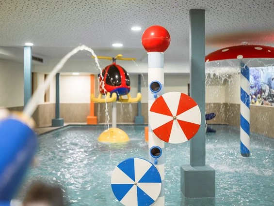 Kinderhotel: Kinder-Erlebnishallenbad 34 °C mit Wasserspielen und Rutsche - Feldhof DolceVita Resort