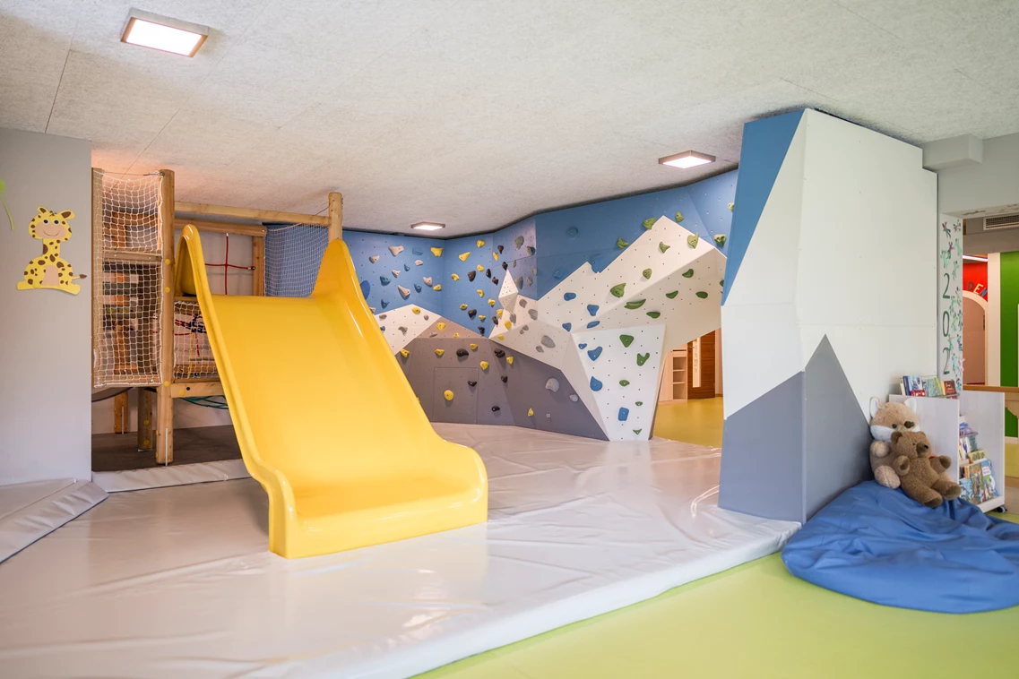 Kinderhotel: 280 m² großes Erlebnis-Kinderspielzimmer - Feldhof DolceVita Resort