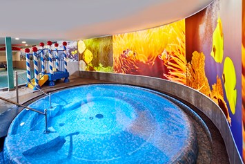 Kinderhotel: Whirlpool 34 °C im Family-Spa - Feldhof DolceVita Resort