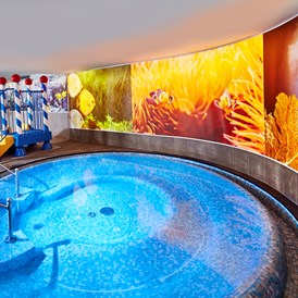 Kinderhotel: Whirlpool 34 °C im Family-Spa - Feldhof DolceVita Resort