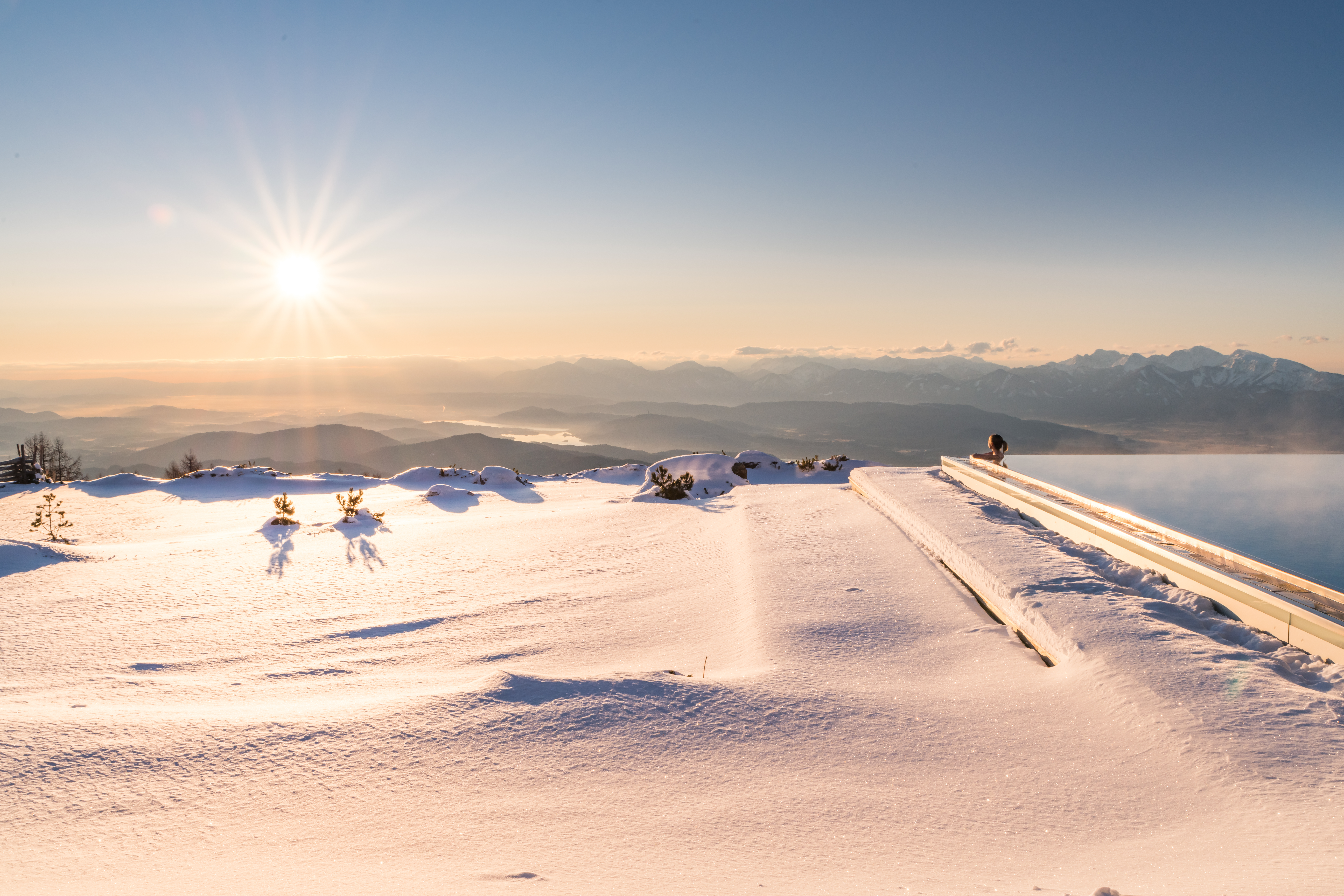 Kinderhotel: Sonnenaufgang beim Unendlichpool - Mountain Resort Feuerberg