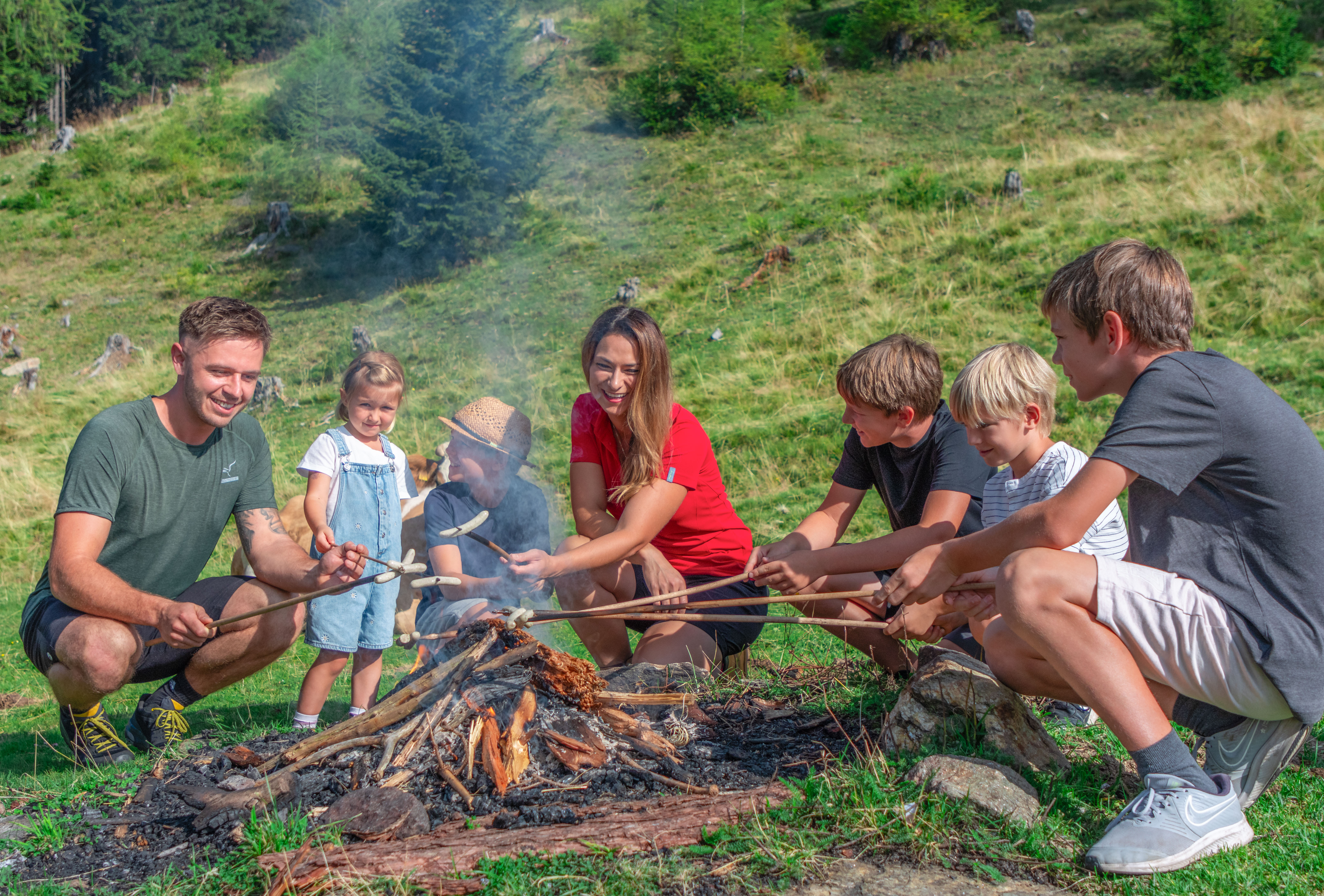 Kinderhotel: Lagerfeuer mit Würsten grillen - Hotel**** Hochegger