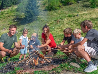 Kinderhotel: Lagerfeuer mit Würsten grillen - Hotel**** Hochegger