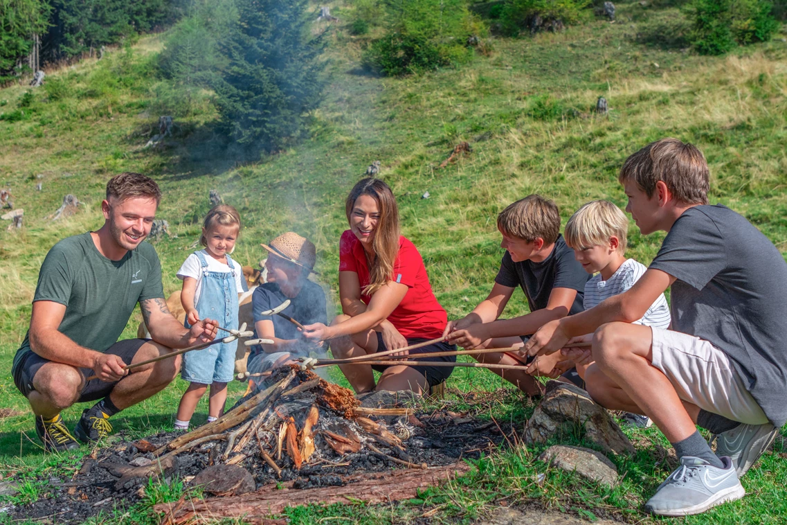 Kinderhotel: Lagerfeuer mit Würsten grillen - Hotel**** Hochegger