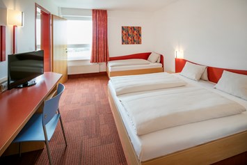 Kinderhotel: Dreibettzimmer
   fixes Zusatzbett
   Belegung max. 2 Erw. & 1 Kind bis 14,9 Jahre & 
   - H2O Hotel-Therme-Resort