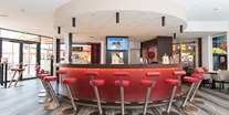 Familienhotel - Pools: Sportbecken - Hotelbar - H2O Hotel-Therme-Resort