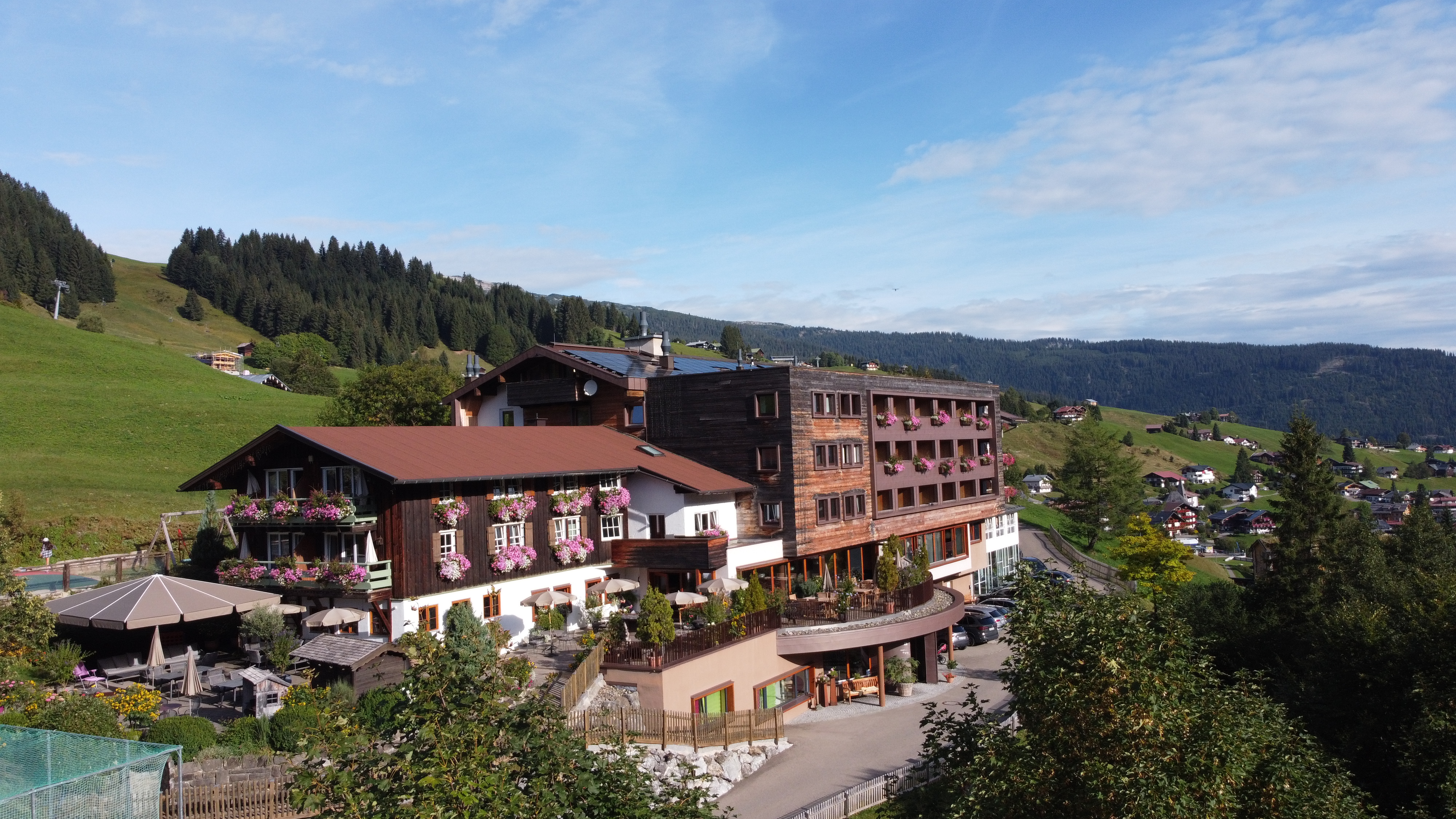Familienhotel - Skilift - Hotelbild Sommer - Familotel Alphotel