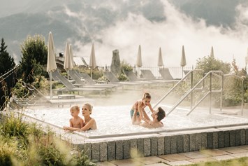 Kinderhotel: Outdoor Whirlpool - Schlosshotel Fiss