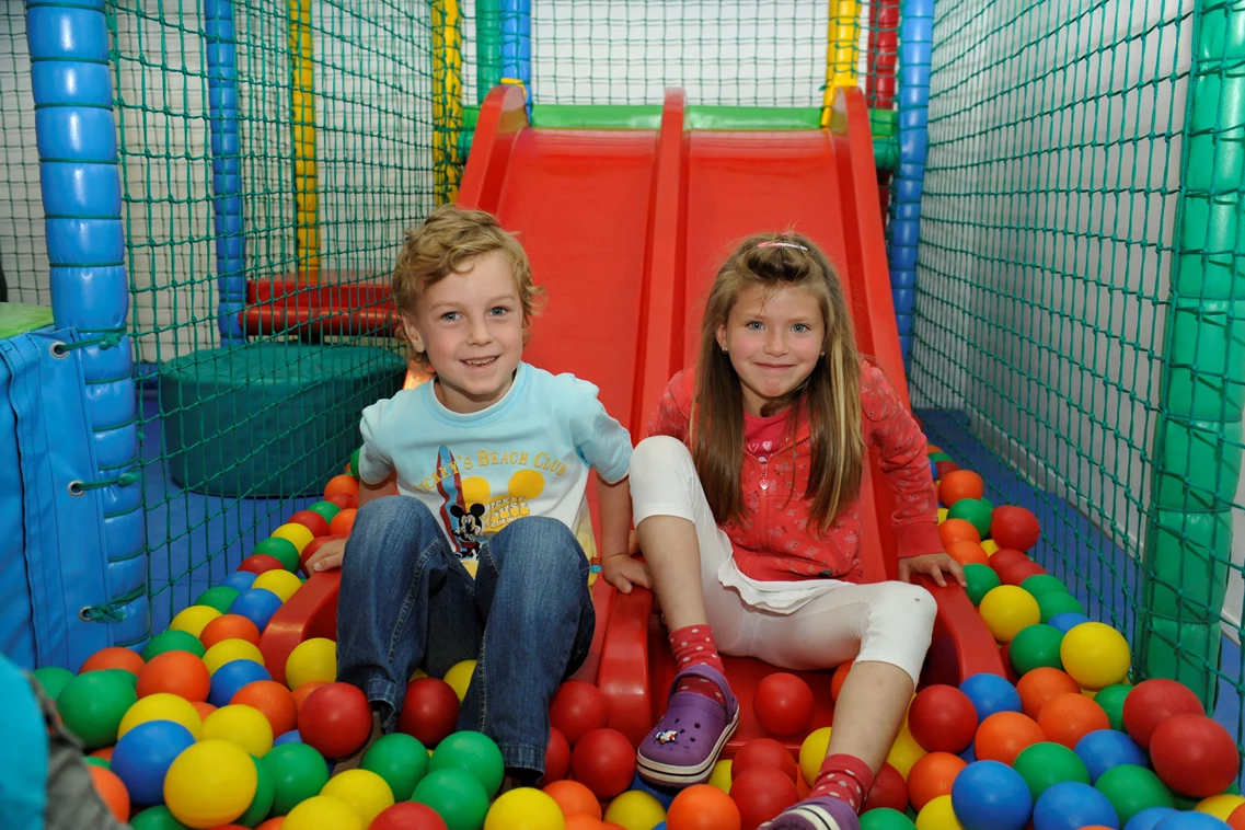 Kinderhotel: Indoor-Kinderspielwelt - Nockalm