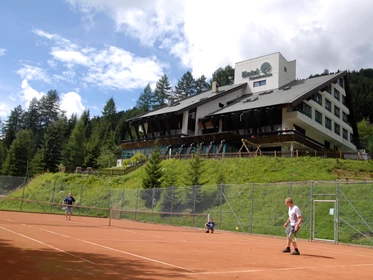 Kinderhotel: Tennisplatz beim Hotel - Nockalm