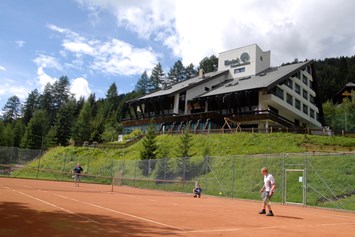 Kinderhotel: Tennisplatz beim Hotel - Nockalm