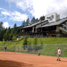 Kinderhotel: Tennisplatz beim Hotel - Nockalm