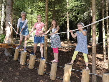 Kinderhotel: Spielplatz im Wald - Nockalm