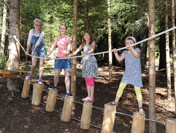 Kinderhotel: Spielplatz im Wald - Nockalm