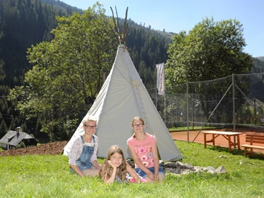 Kinderhotel: Kinder am Tipi Zelt - Nockalm