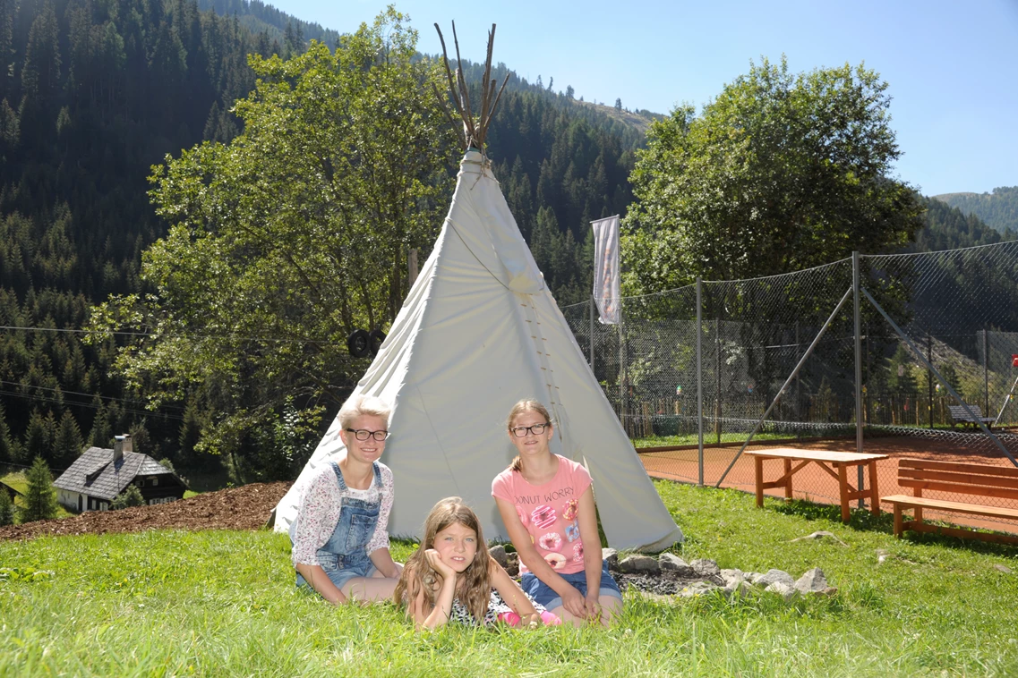 Kinderhotel: Kinder am Tipi Zelt - Nockalm