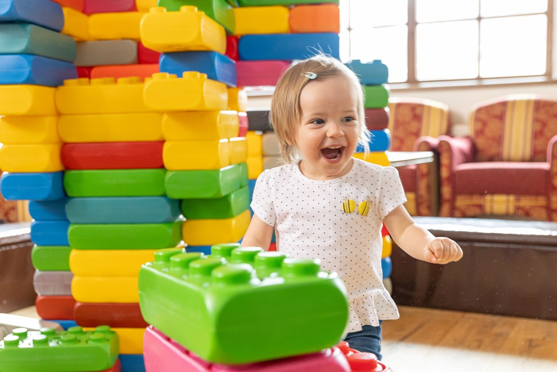 Kinderhotel: Spielzimmer mit großen Legosteinen - Familotel Kaiserhof****