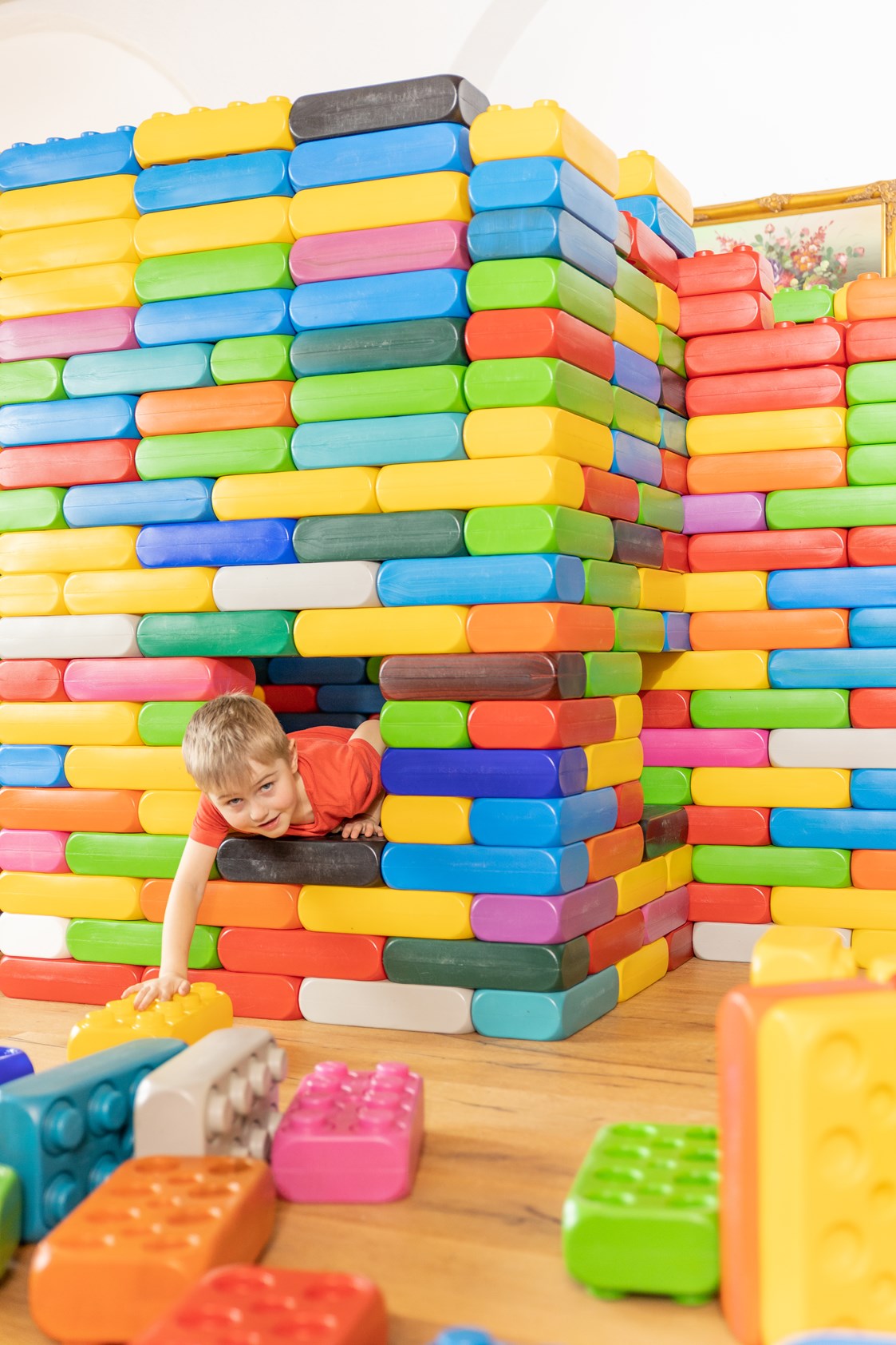 Kinderhotel: Spielzimmer mit großen Legosteinen - Familotel Kaiserhof****