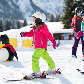 Kinderhotel: Kinder-Skischule nur 150 m entfernt - Familotel Kaiserhof****