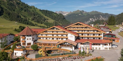 Familienhotel - Zugspitze - Außenansicht Hotel - Familotel Kaiserhof****