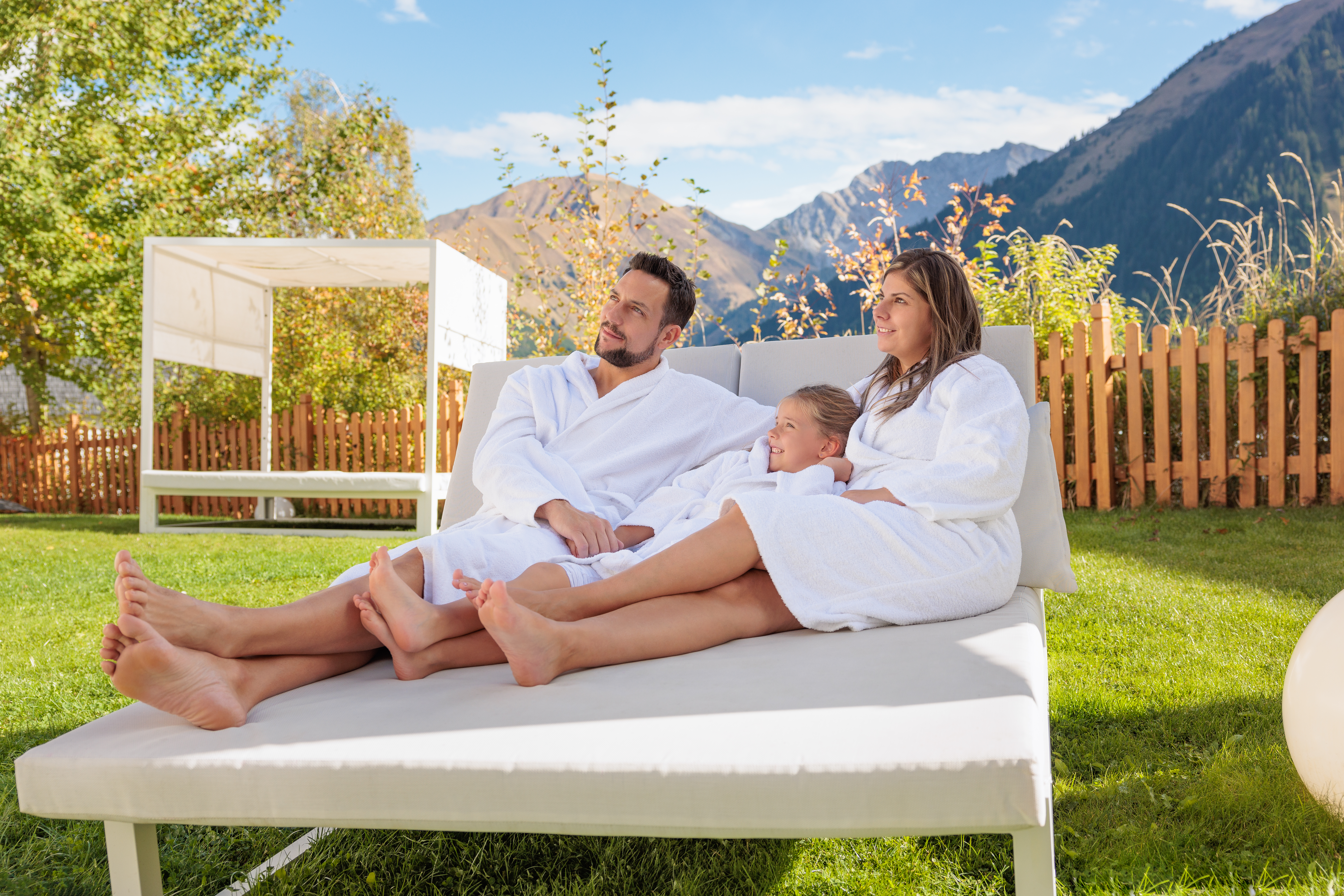 Kinderhotel: Liegewiese mit Bergkulisse - Familotel Kaiserhof**** - Wasser | Wellness
