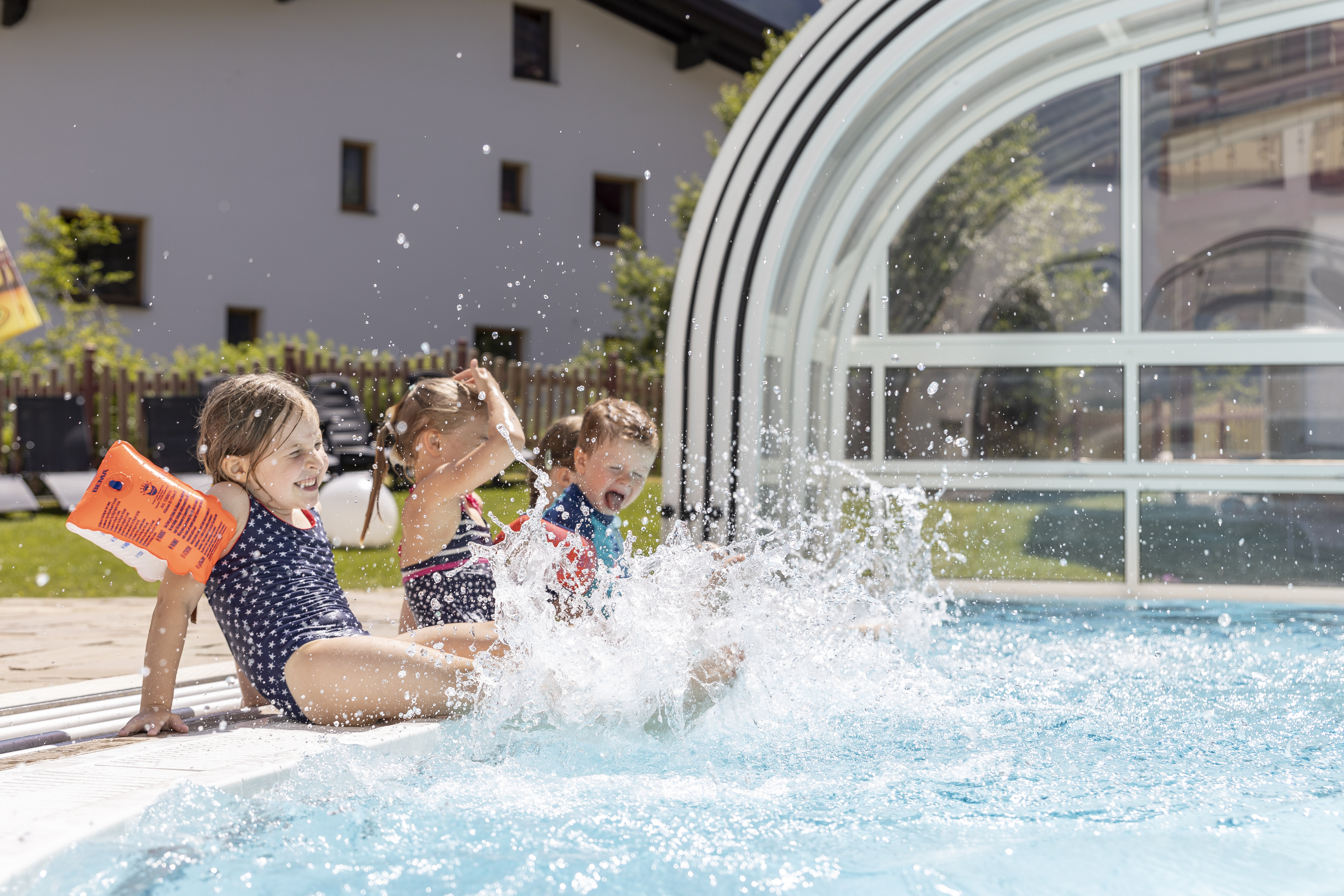 Kinderhotel: Schwimmbad im Sommer - Familotel Kaiserhof**** - Wasser | Wellness