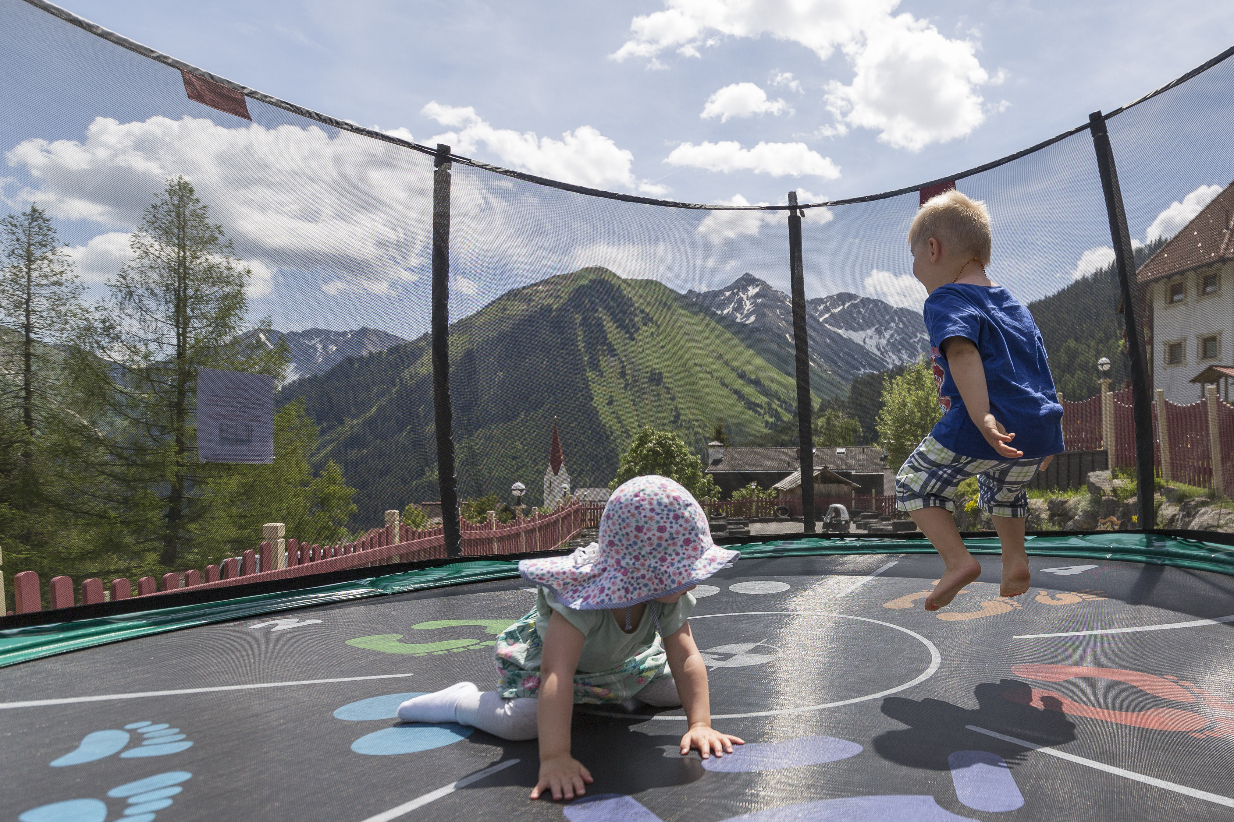 Kinderhotel: Trampolin springen  - Familotel Kaiserhof**** - Spielen | Entdecken