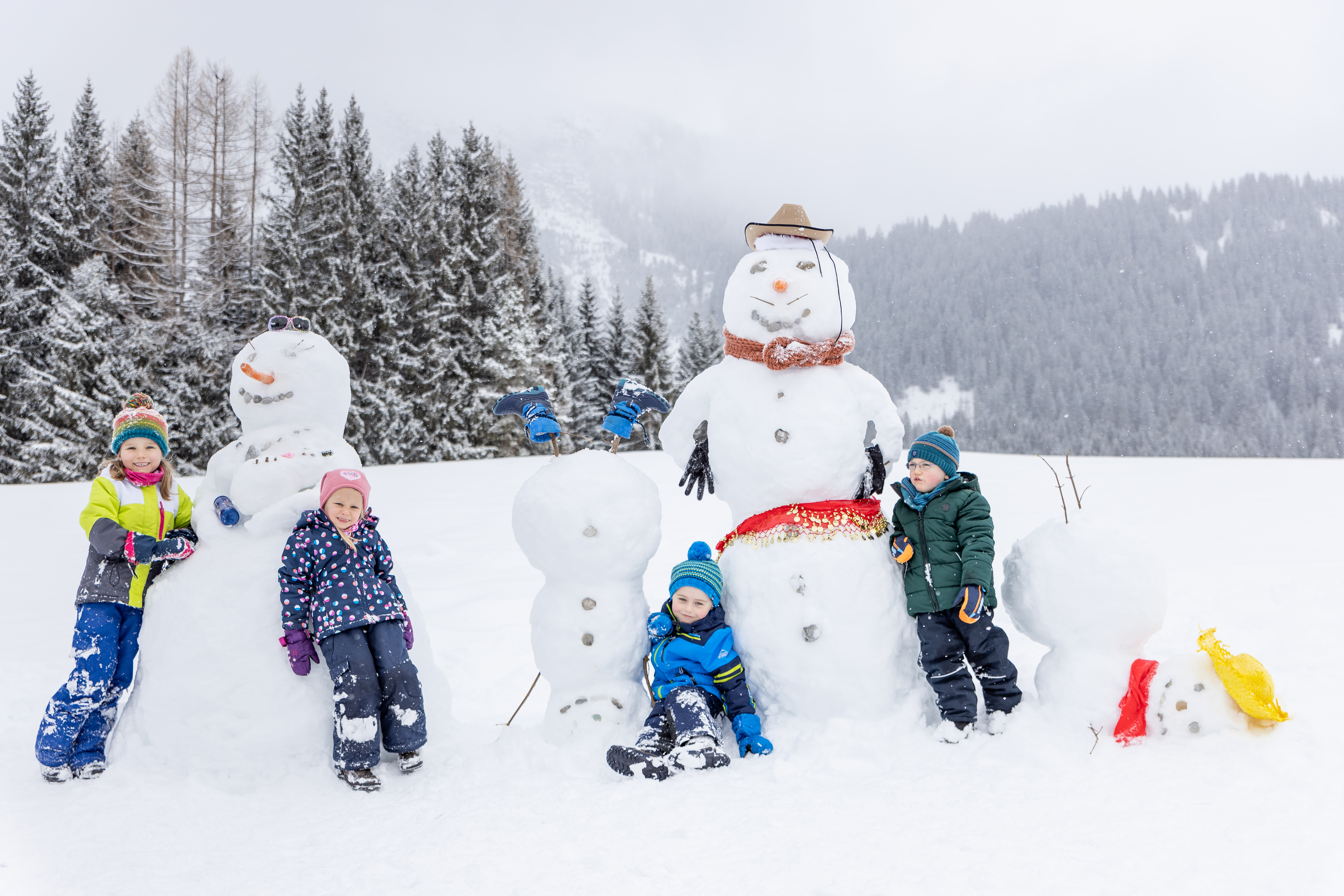 Kinderhotel: Spielen und toben im Schnee vor dem Hotel - Familotel Kaiserhof**** - Hotel | Umgebung