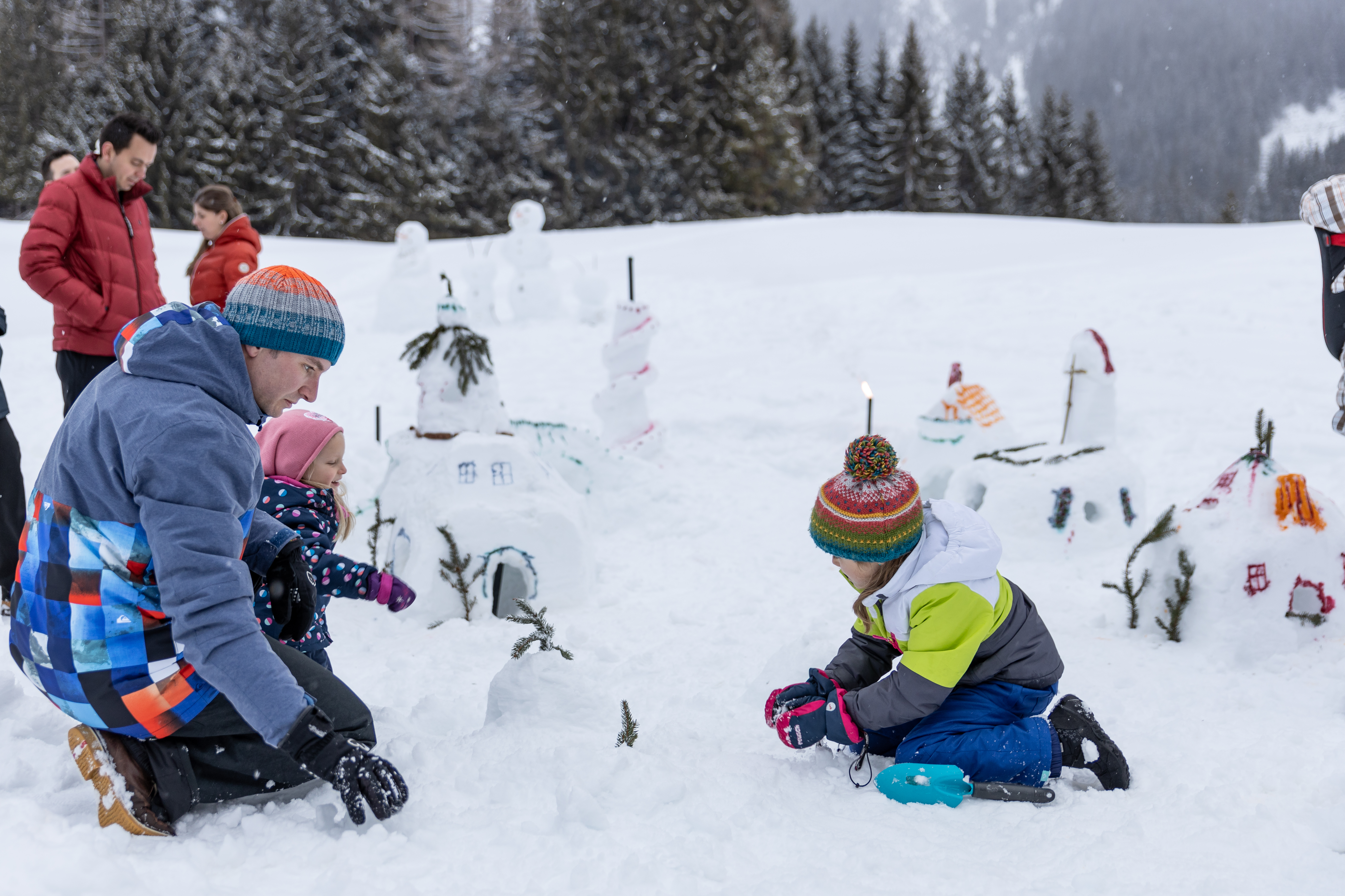 Kinderhotel: Spielen und toben im Schnee vor dem Hotel - Familotel Kaiserhof**** - Hotel | Umgebung