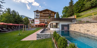Familienhotel - Kirchdorf in Tirol - Hotel mit Liege- und Spielbereich, Aussenpool mit Whirlbank, Sommer und Winter beheizt bis 33°C - Hotel babymio