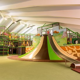 Kinderhotel: Murmi's Kinderland nur 150 Meter entfernt, Indoor-Spielhalle 1200m², Vulkan und Klettergerüst - Hotel babymio