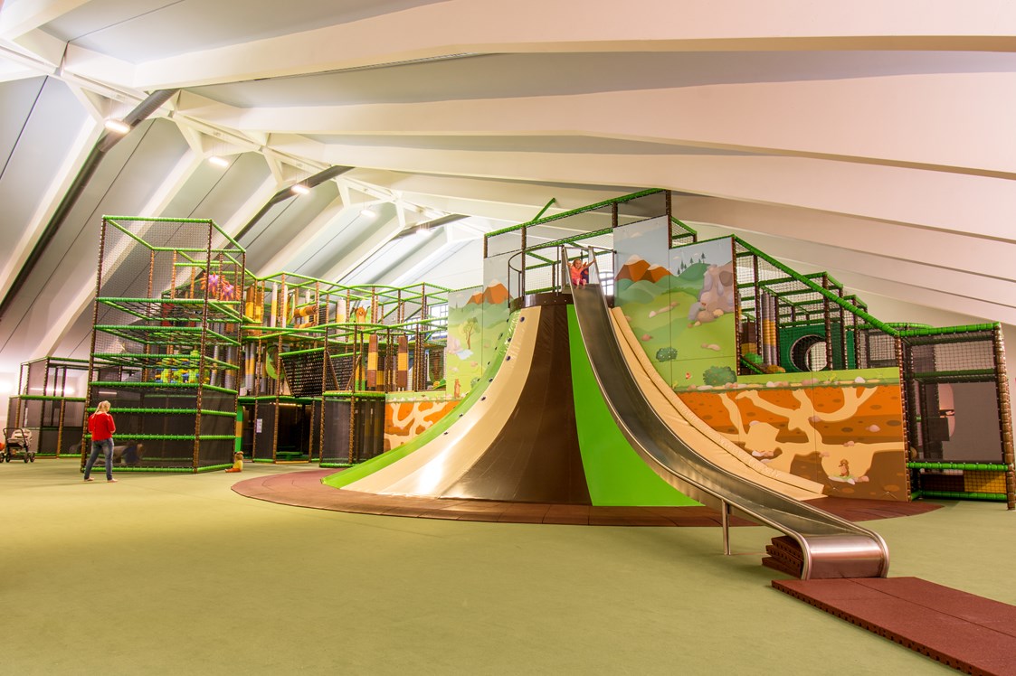 Kinderhotel: Murmi's Kinderland nur 150 Meter entfernt, Indoor-Spielhalle 1200m², Vulkan und Klettergerüst - Hotel babymio
