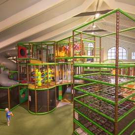 Kinderhotel: Murmi's Kinderland nur 150 Meter entfernt, Indoor-Spielhalle 1200m², Spinnenturm, Trampolin - Hotel babymio