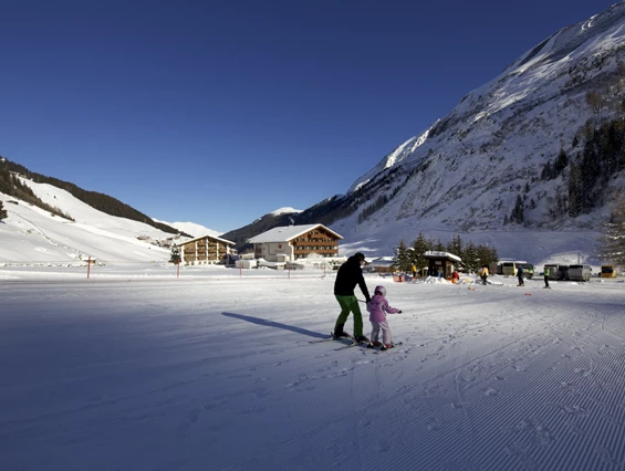 Kinderhotel: Babylift und Talabfahrt direkt am Hotel - Kinder- & Gletscherhotel Hintertuxerhof