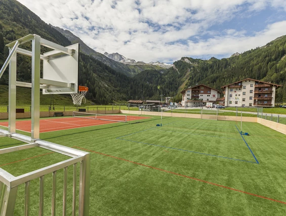 Kinderhotel: Mehrzweck-Sportplatz - Kinder- & Gletscherhotel Hintertuxerhof