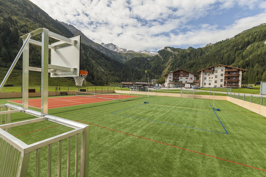 Kinderhotel: Mehrzweck-Sportplatz - Kinder- & Gletscherhotel Hintertuxerhof