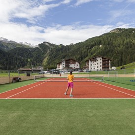 Kinderhotel: Tennis- & Mehrzwecksportplatz - Kinder- & Gletscherhotel Hintertuxerhof