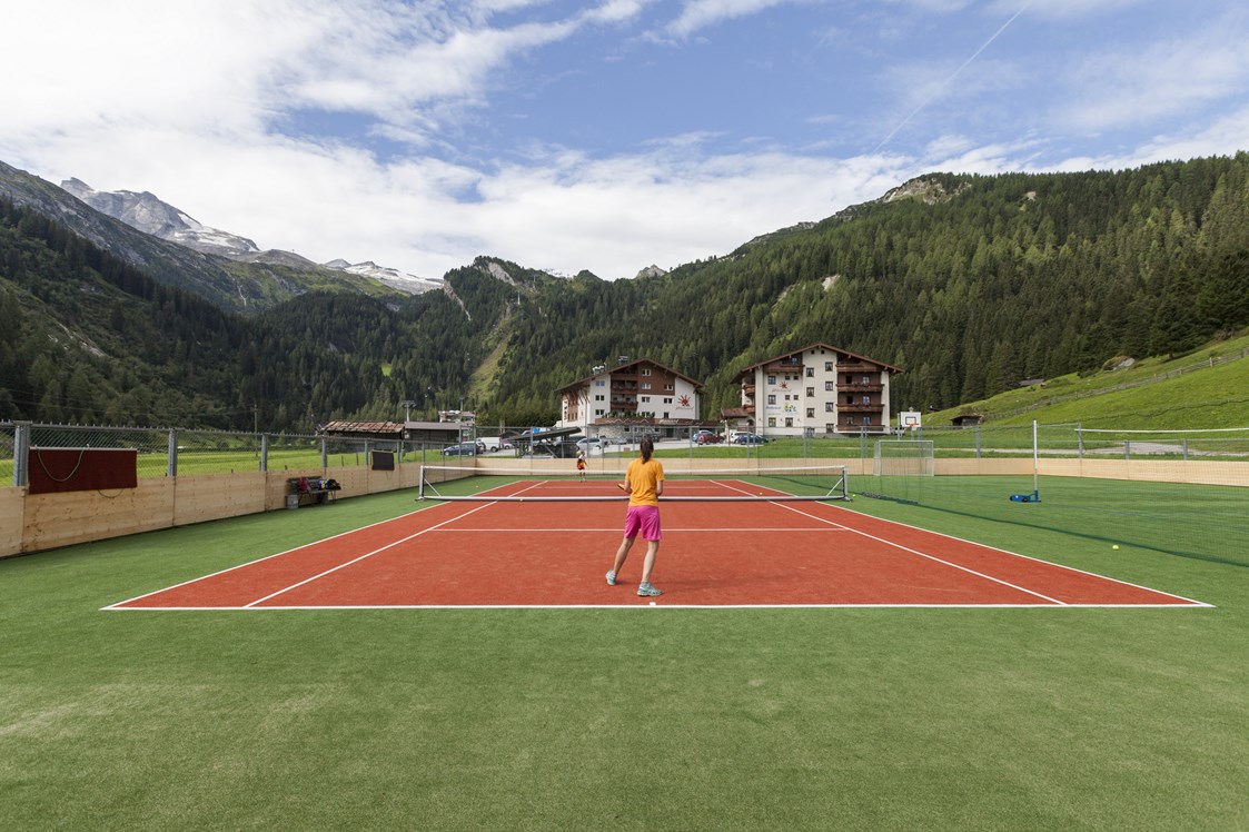 Kinderhotel: Tennis- & Mehrzwecksportplatz - Kinder- & Gletscherhotel Hintertuxerhof