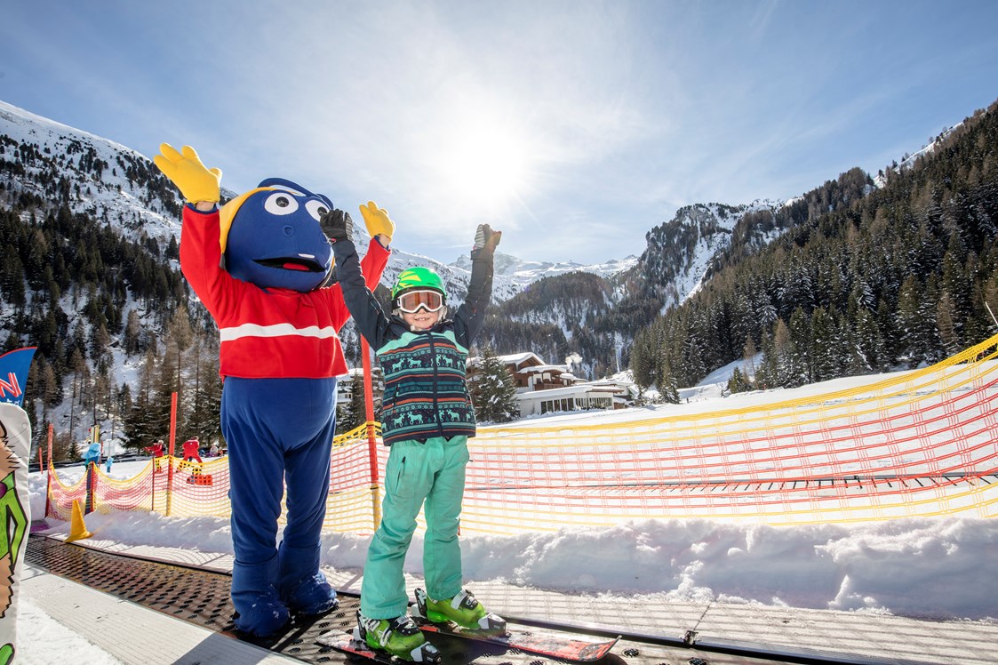 Kinderhotel: Skifahren lernen direkt vorm Hotel - Kinder- & Gletscherhotel Hintertuxerhof