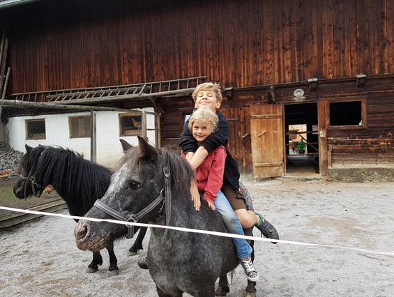 Kinderhotel: Besuch am Tuxer Bauernhof - Kinder- & Gletscherhotel Hintertuxerhof