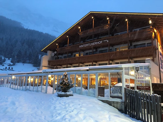 Kinderhotel: Blick aufs Hotel (Haupthaus) - Kinder- & Gletscherhotel Hintertuxerhof