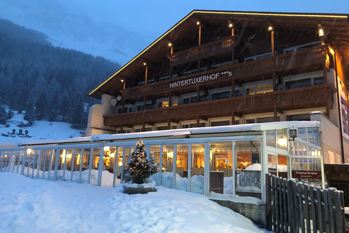 Kinderhotel: Blick aufs Hotel (Haupthaus) - Kinder- & Gletscherhotel Hintertuxerhof