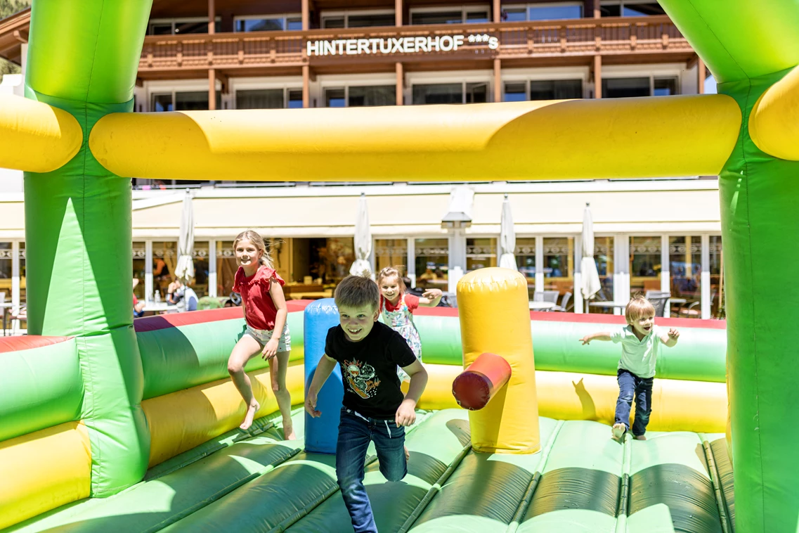 Kinderhotel: Hüpfburg Gaudi auf unserem Spielplatz - Kinder- & Gletscherhotel Hintertuxerhof