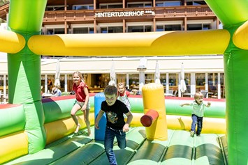 Kinderhotel: Hüpfburg Gaudi auf unserem Spielplatz - Kinder- & Gletscherhotel Hintertuxerhof