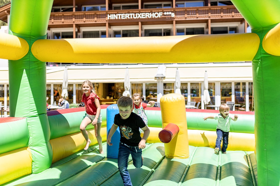Kinderhotel: Hüpfburg Gaudi auf unserem Spielplatz - Kinder- & Gletscherhotel Hintertuxerhof