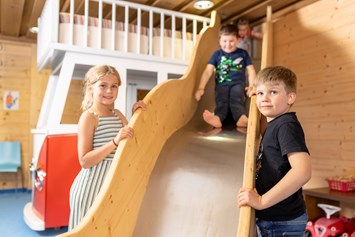 Kinderhotel: Rutschspaß im Spielzimmer - Kinder- & Gletscherhotel Hintertuxerhof