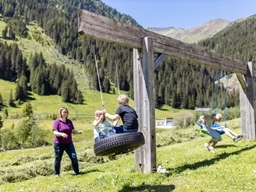 Kinderhotel: Besuch am Tuxer Bauernhof - Kinder- & Gletscherhotel Hintertuxerhof