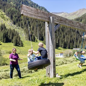 Kinderhotel: Besuch am Tuxer Bauernhof - Kinder- & Gletscherhotel Hintertuxerhof