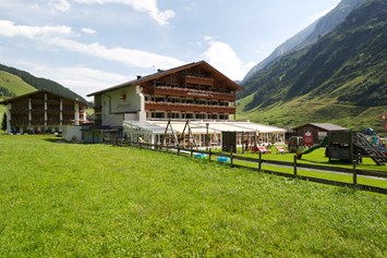Kinderhotel: Ansicht Sommer - Kinder- & Gletscherhotel Hintertuxerhof